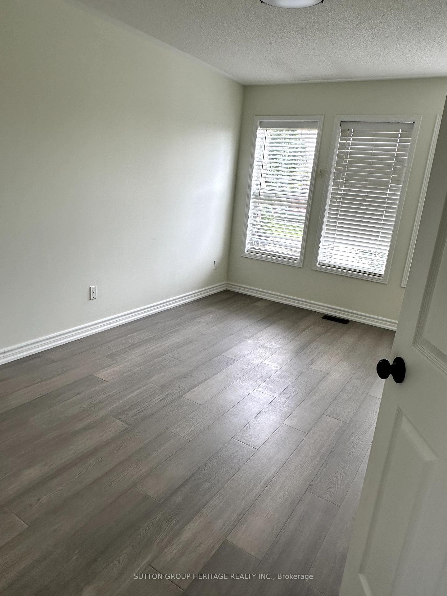 5535 Lawrence Avenue photo 12