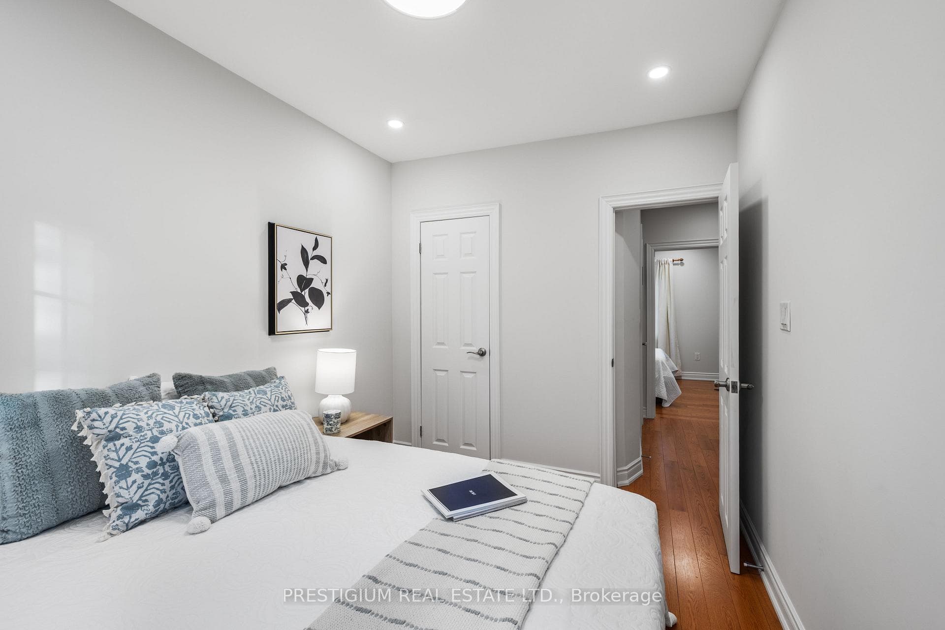 556 Davisville Avenue photo 33