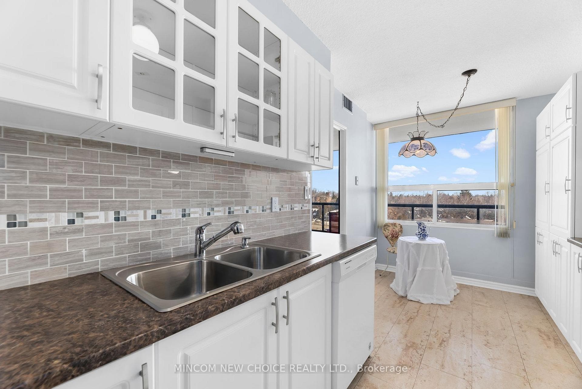 Eat-In Kitchen, Ceramic Backsplash