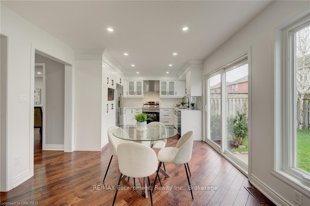 524 CAVERHILL Crescent photo 17