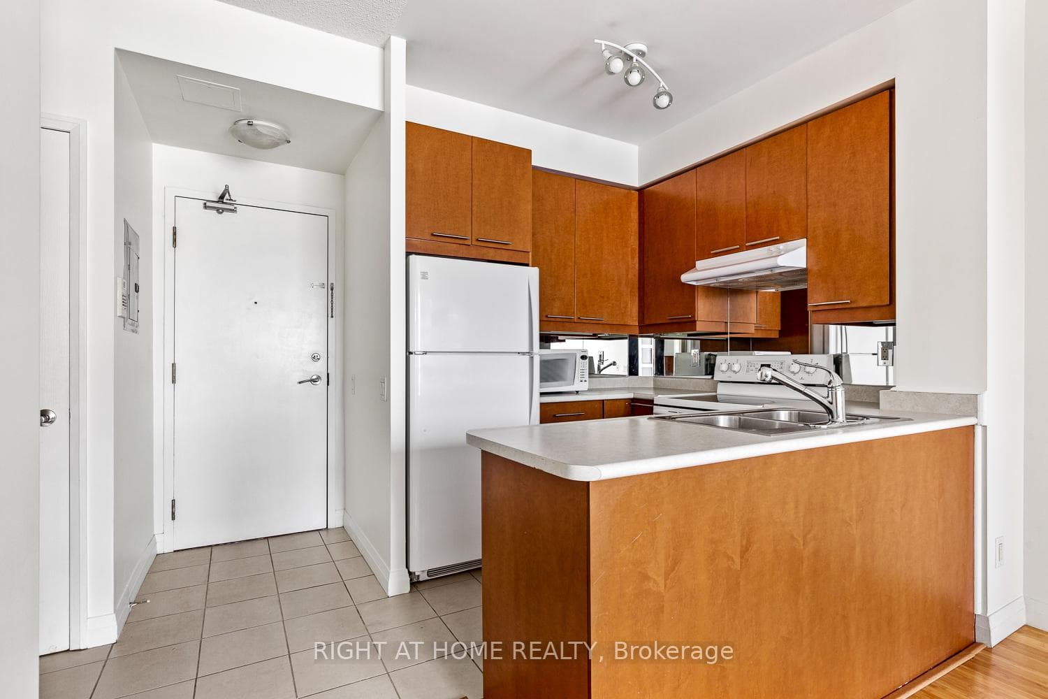 1121 Bay Street Unit 808 photo 4