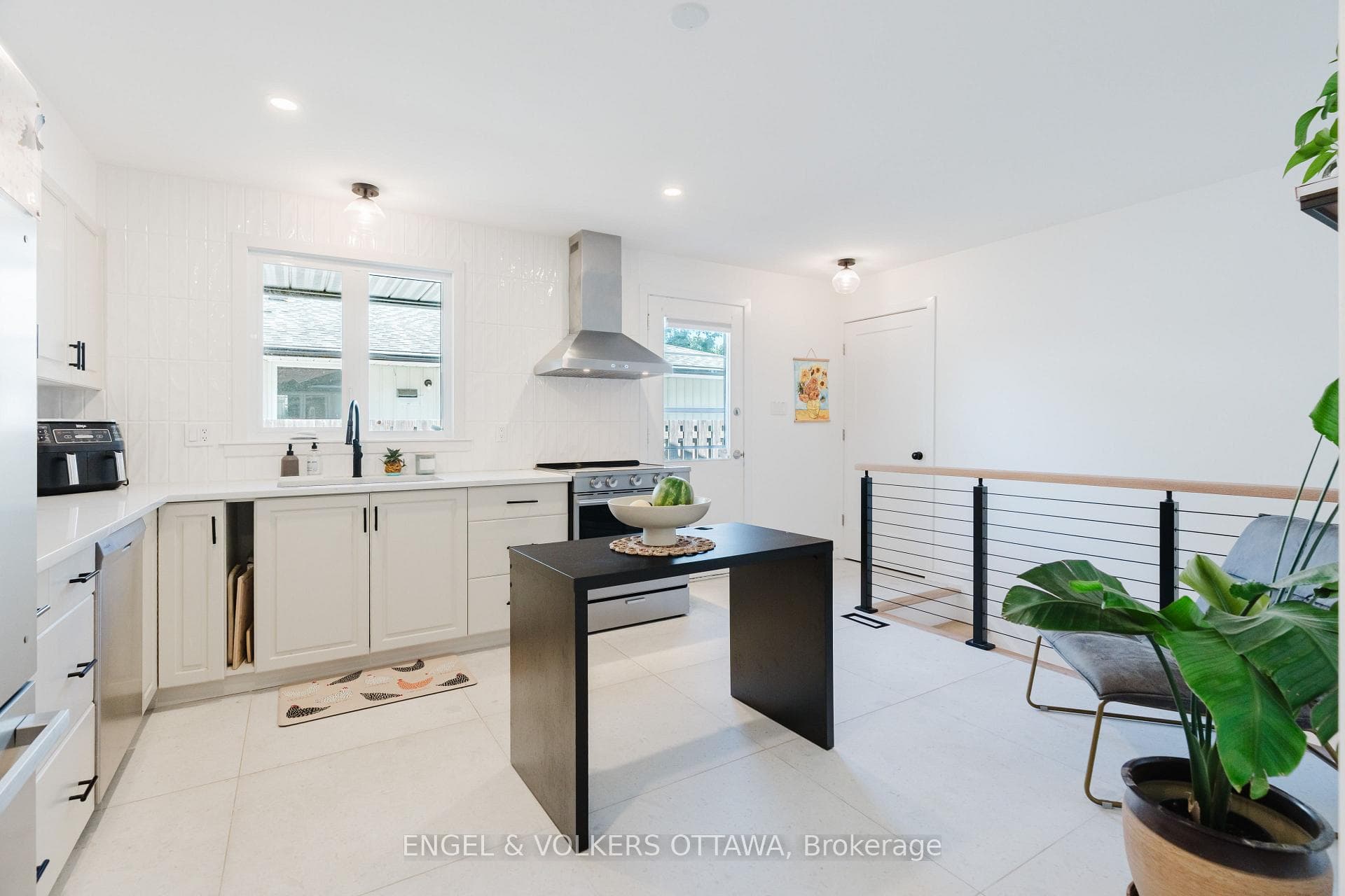 2995 Cowan Crescent photo 4