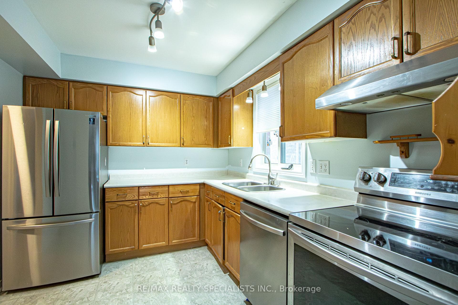 821 Deveron Crescent photo 22