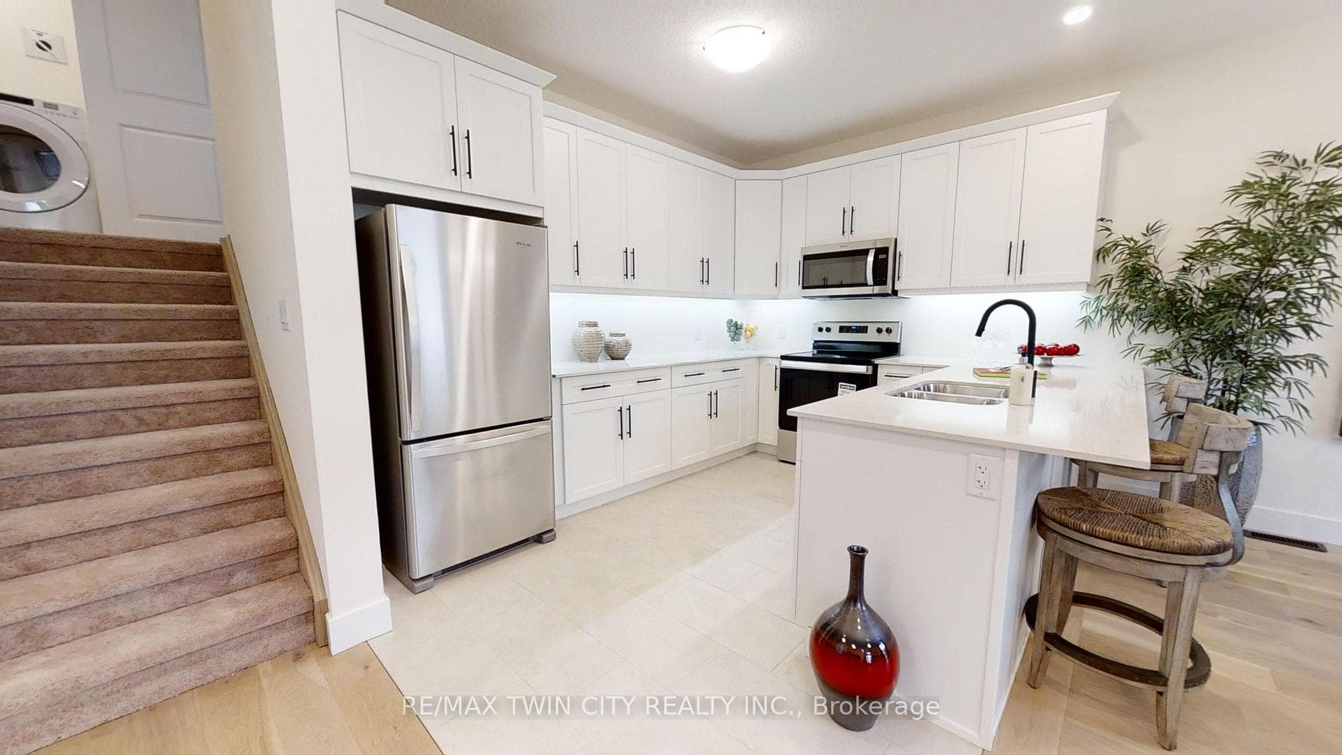 941 DEVERON Crescent photo 8