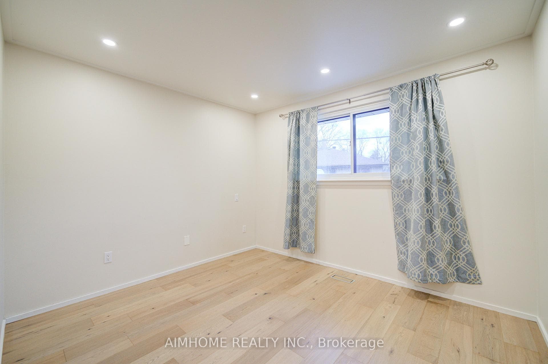 101 Marbury Crescent photo 25
