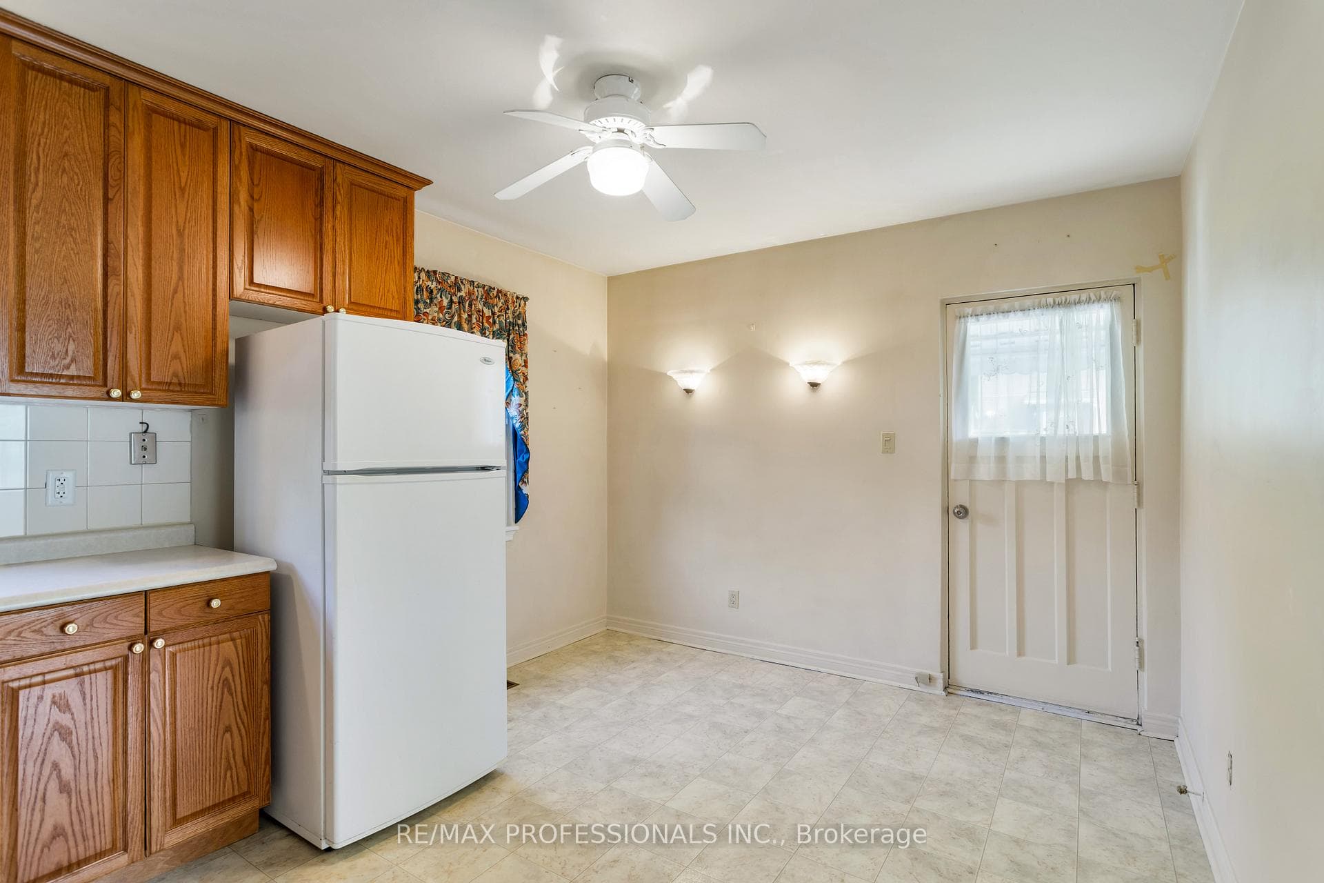 38 Van Stassen Boulevard photo 12