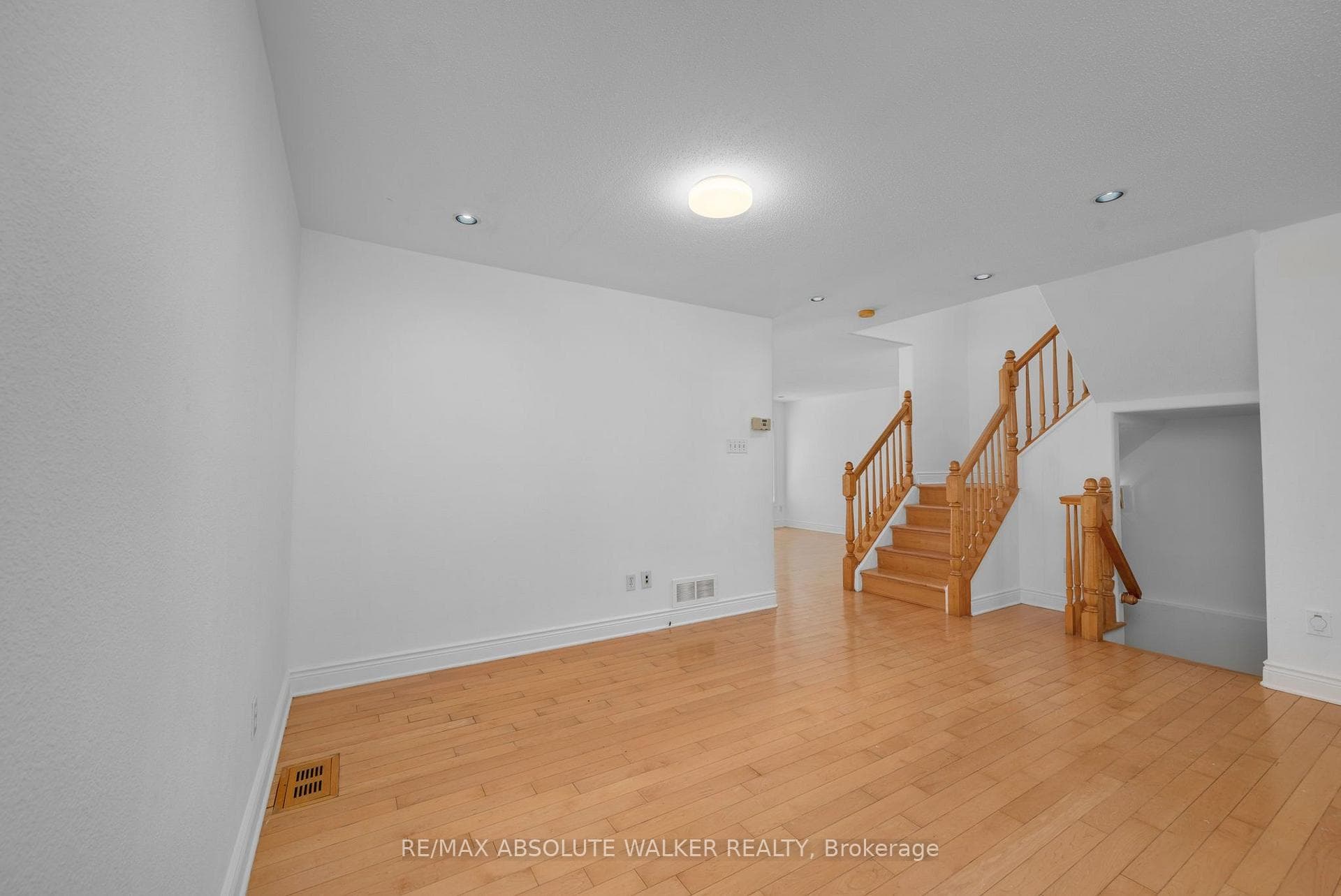 2269 Sandman Crescent photo 13