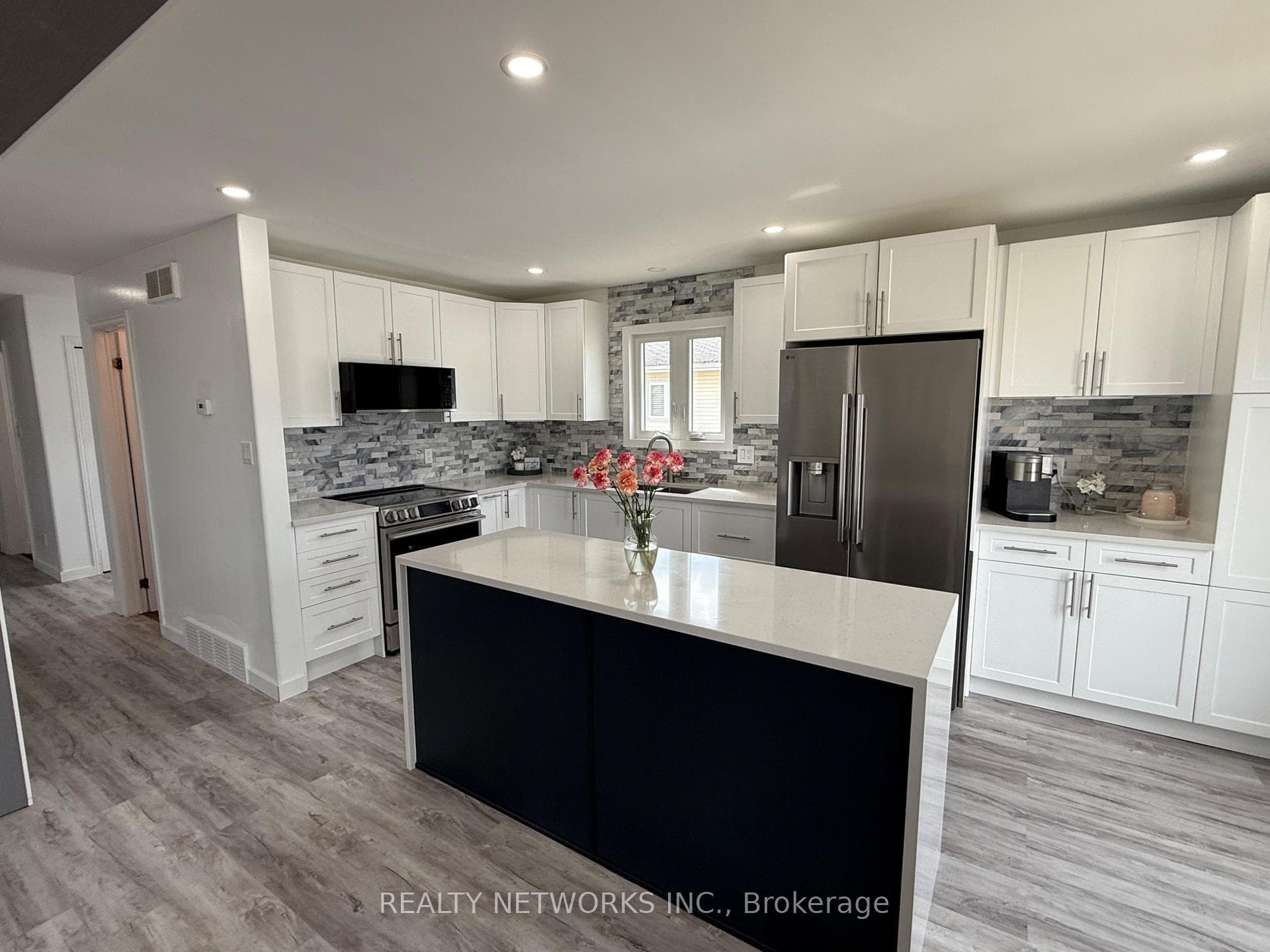 162 Timcor Crescent photo 5