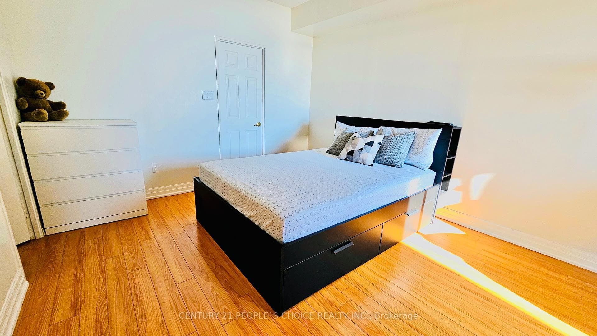 3233 Eglinton Avenue Unit 1004 photo 5