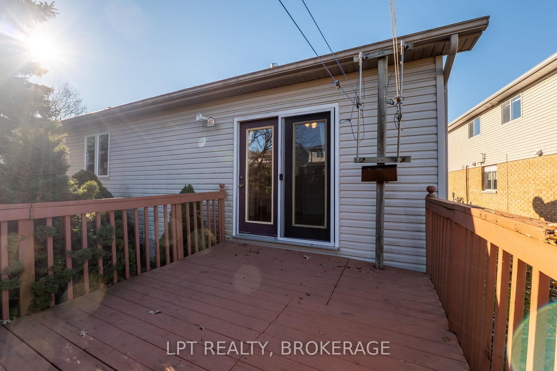 1049 Waterbury Crescent photo 5