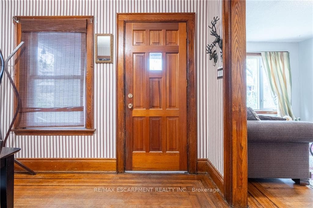 90 Graham Avenue photo 4