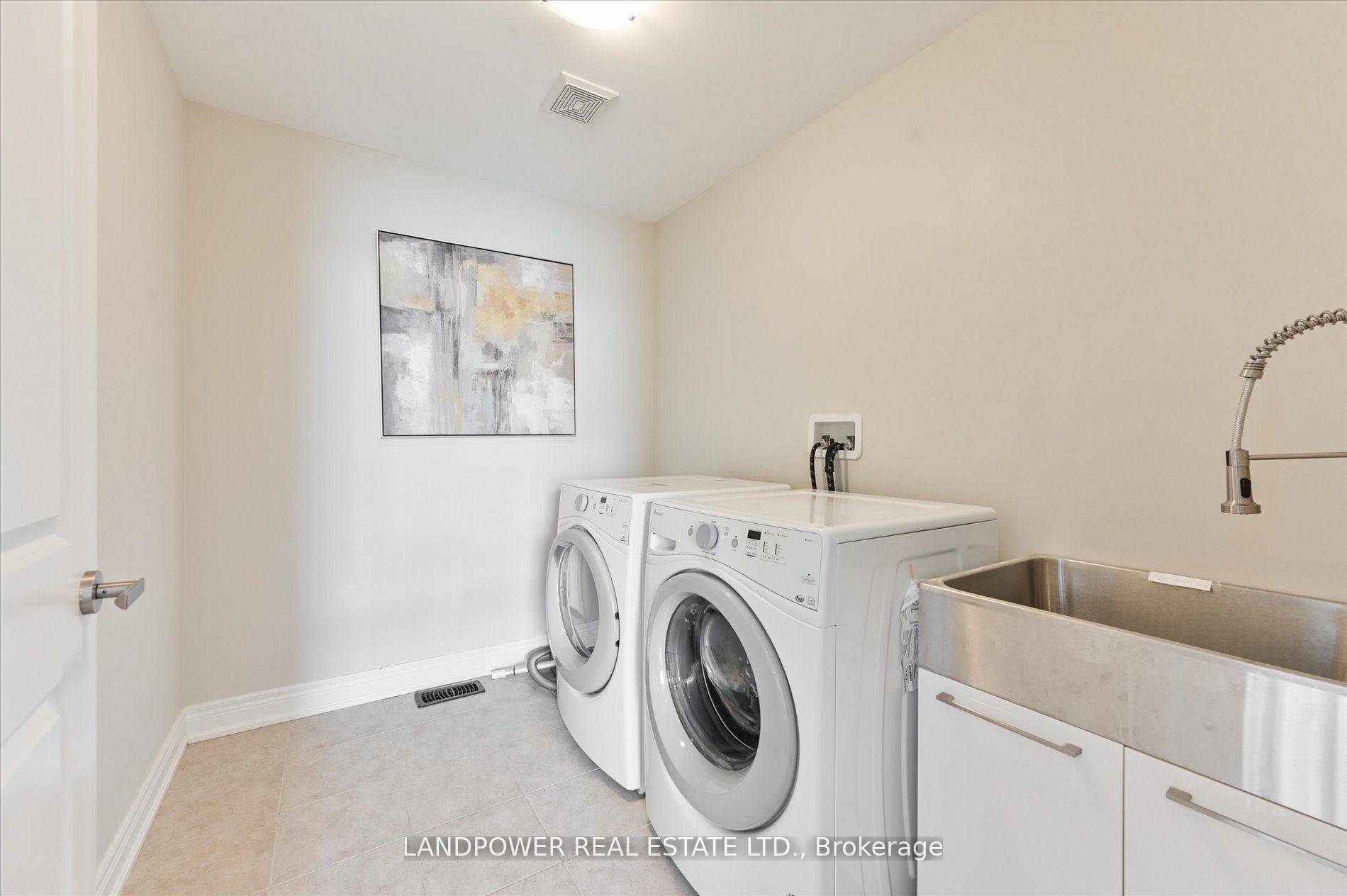 1 Mondial Crescent photo 35