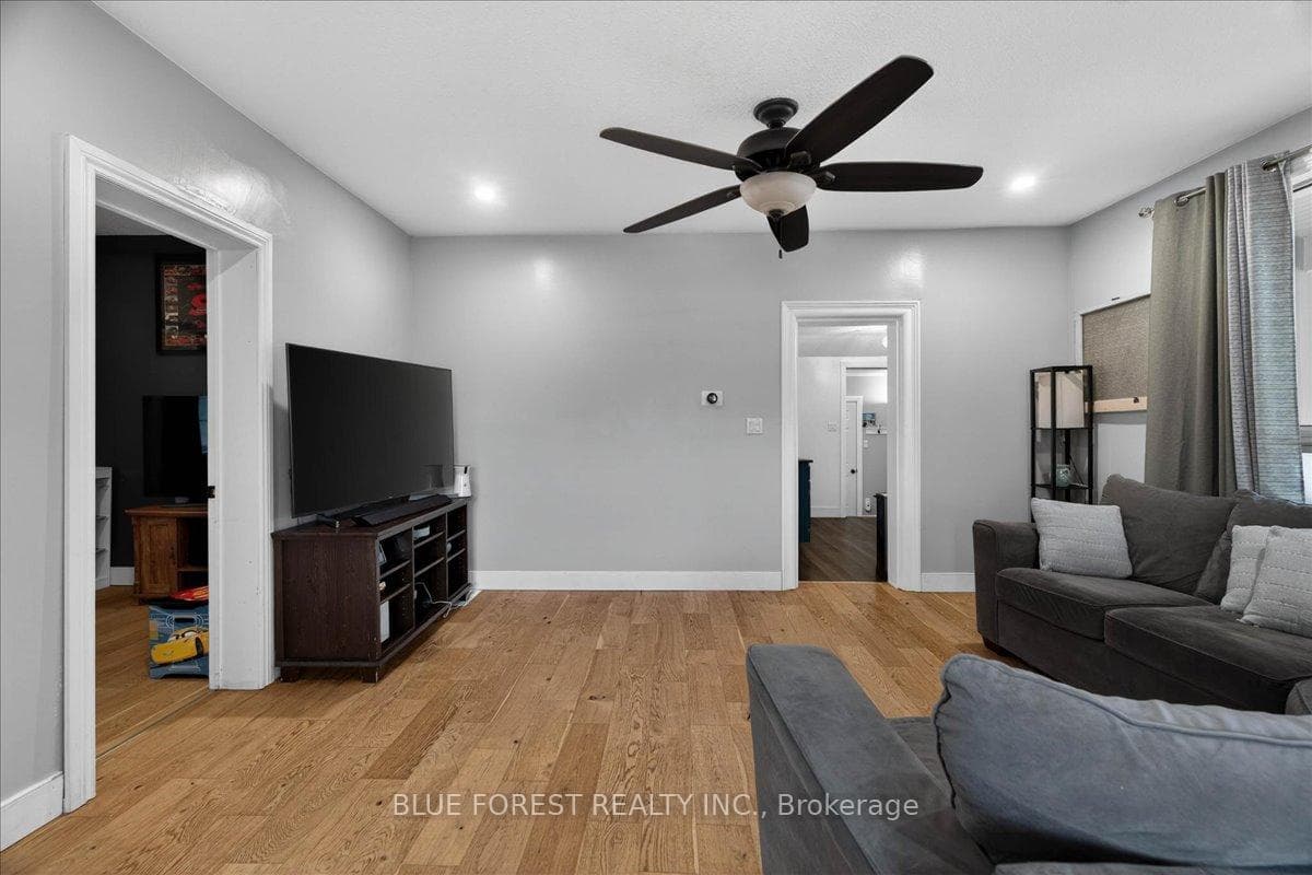 Spacious living room/could be dining room also