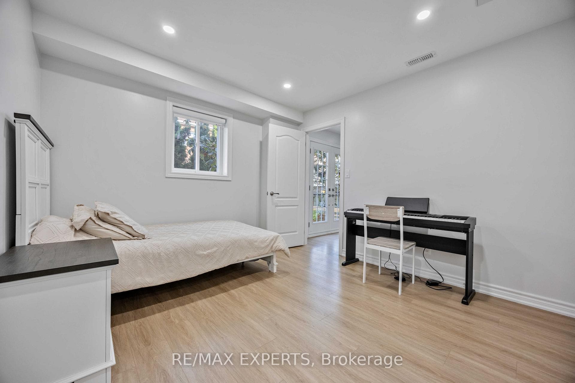 77 Starling Boulevard photo 31