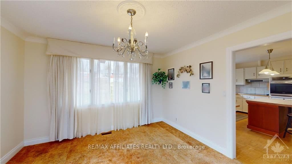 16 BERNARD Crescent photo 9