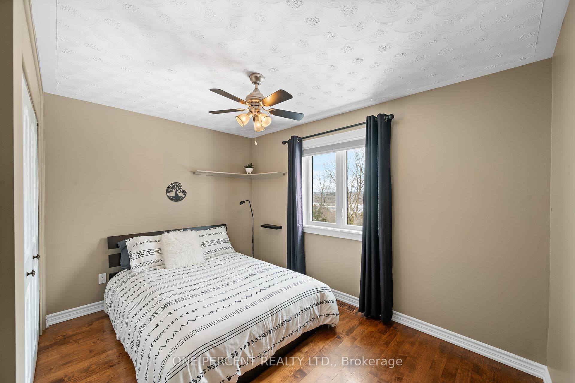 975 Fieldown Street photo 29