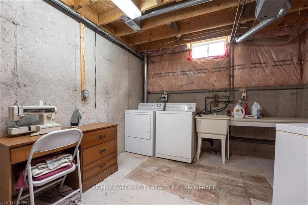 128 DEVINE Crescent photo 32