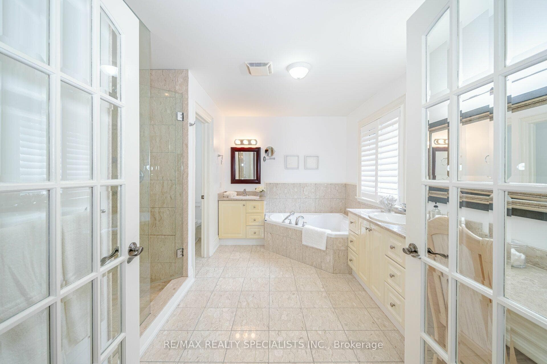 174 Burnhamthorpe Road photo 22