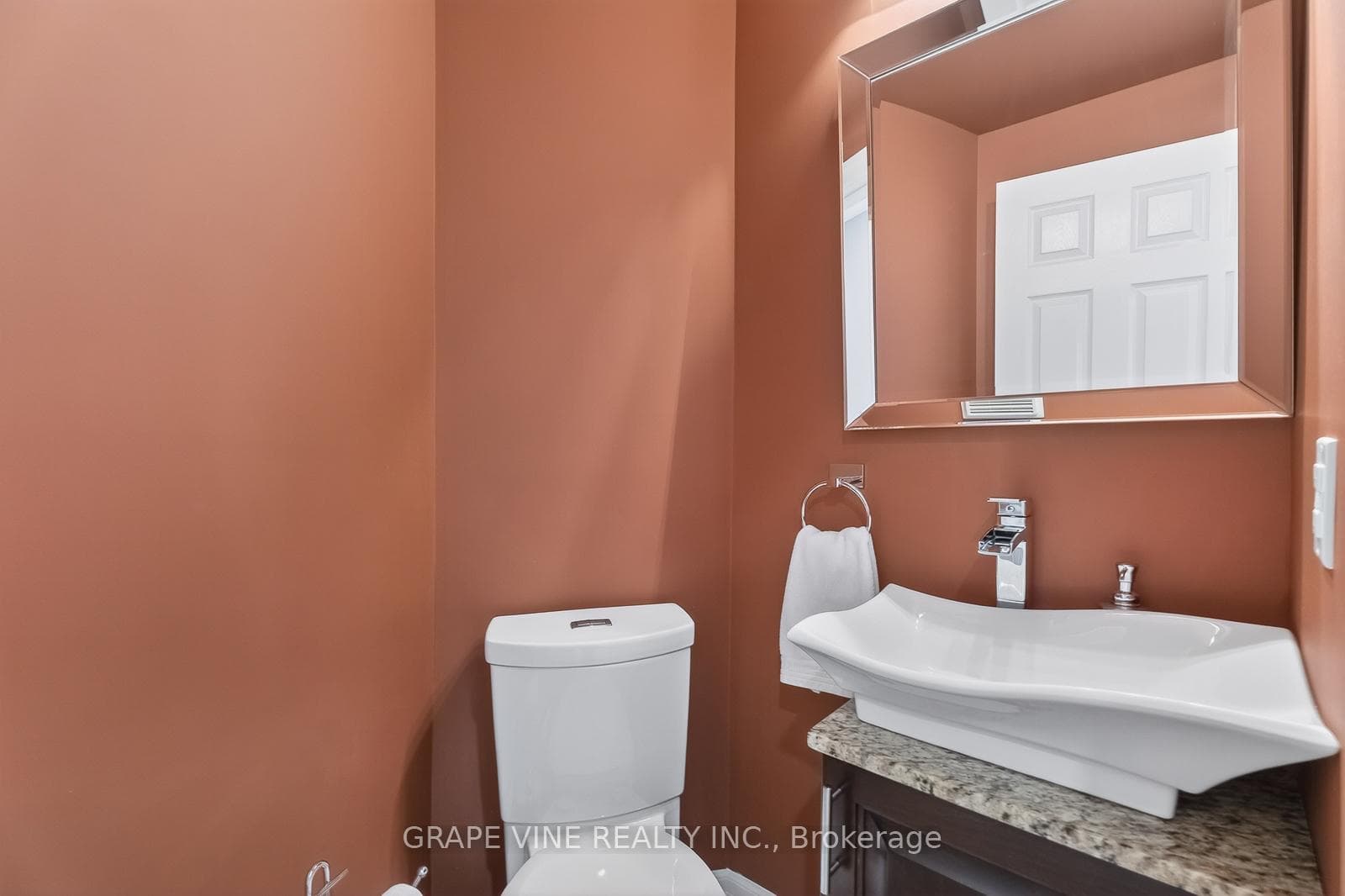 142 College Circle photo 18