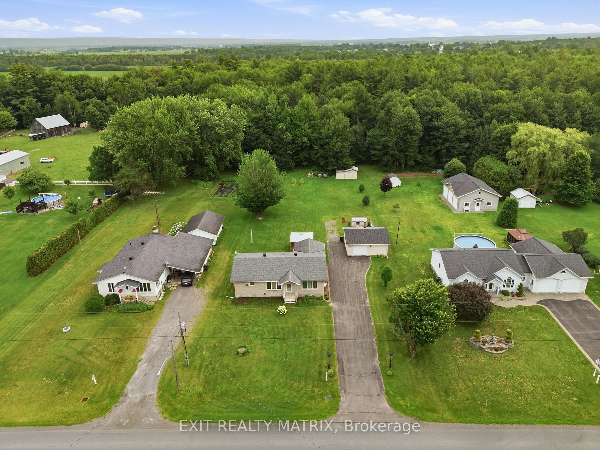 563 Lajeunesse Road photo 3