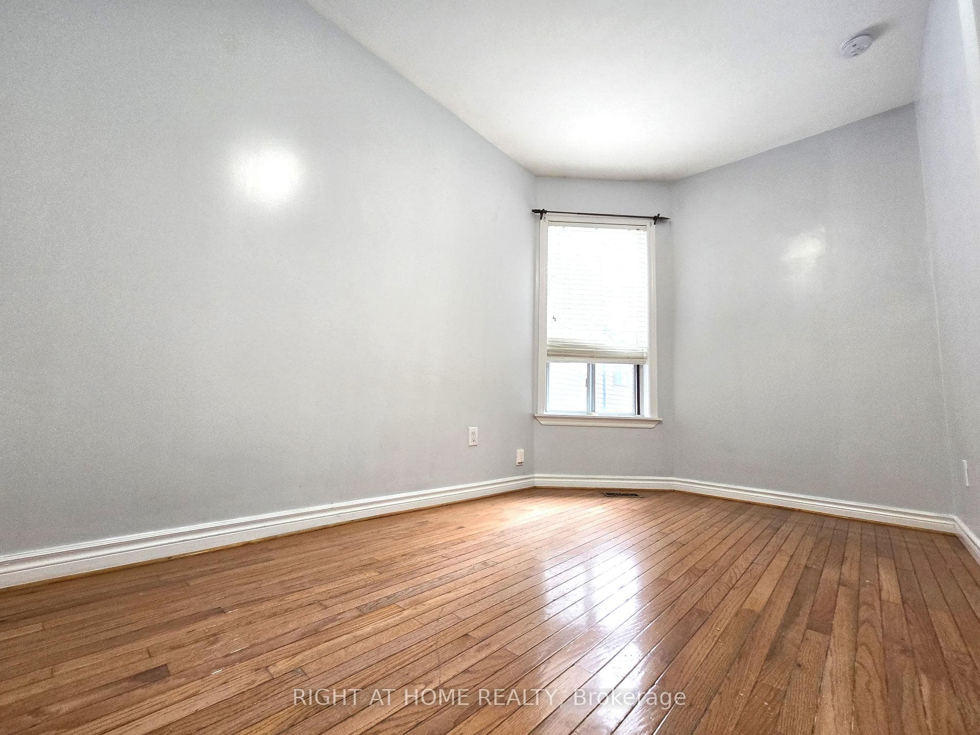 984 Ossington Avenue Unit Lower photo 2