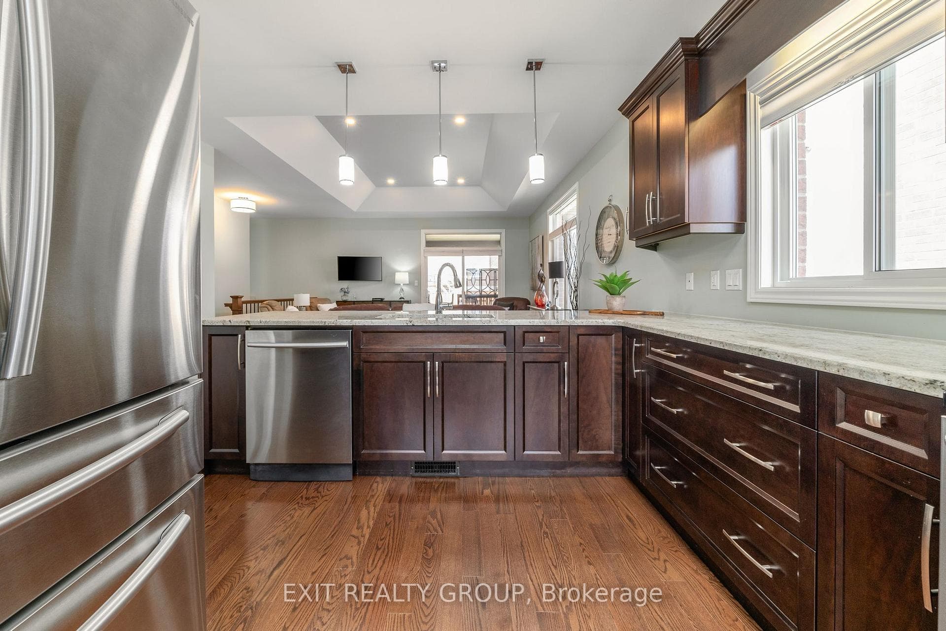 44 Kempton Avenue photo 6