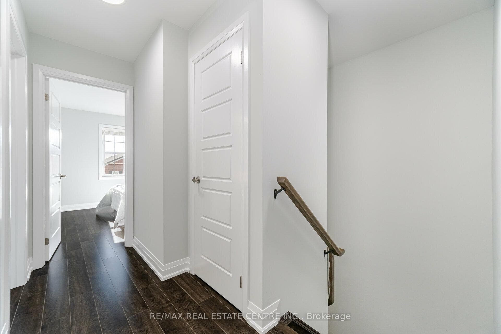 735 Banks Crescent photo 18