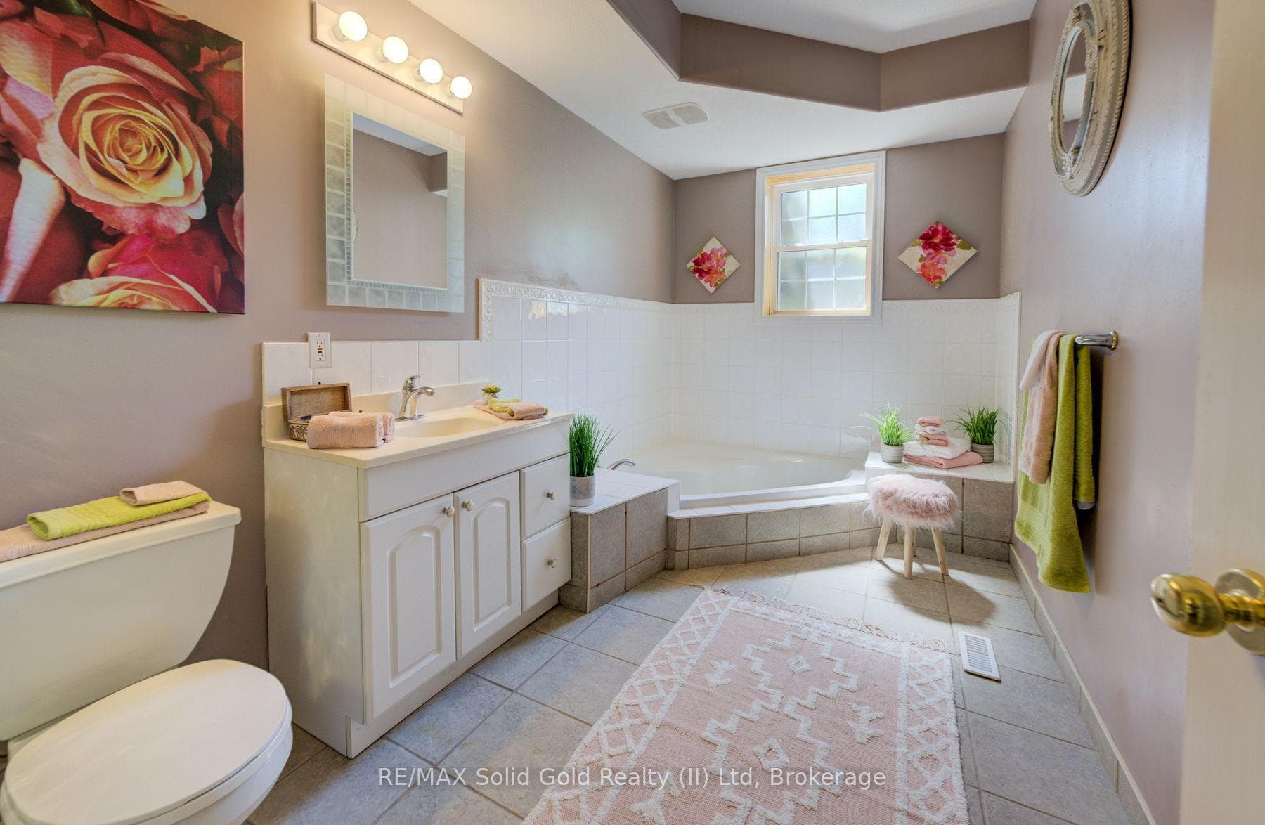 Ensuite Bathroom - lower unit