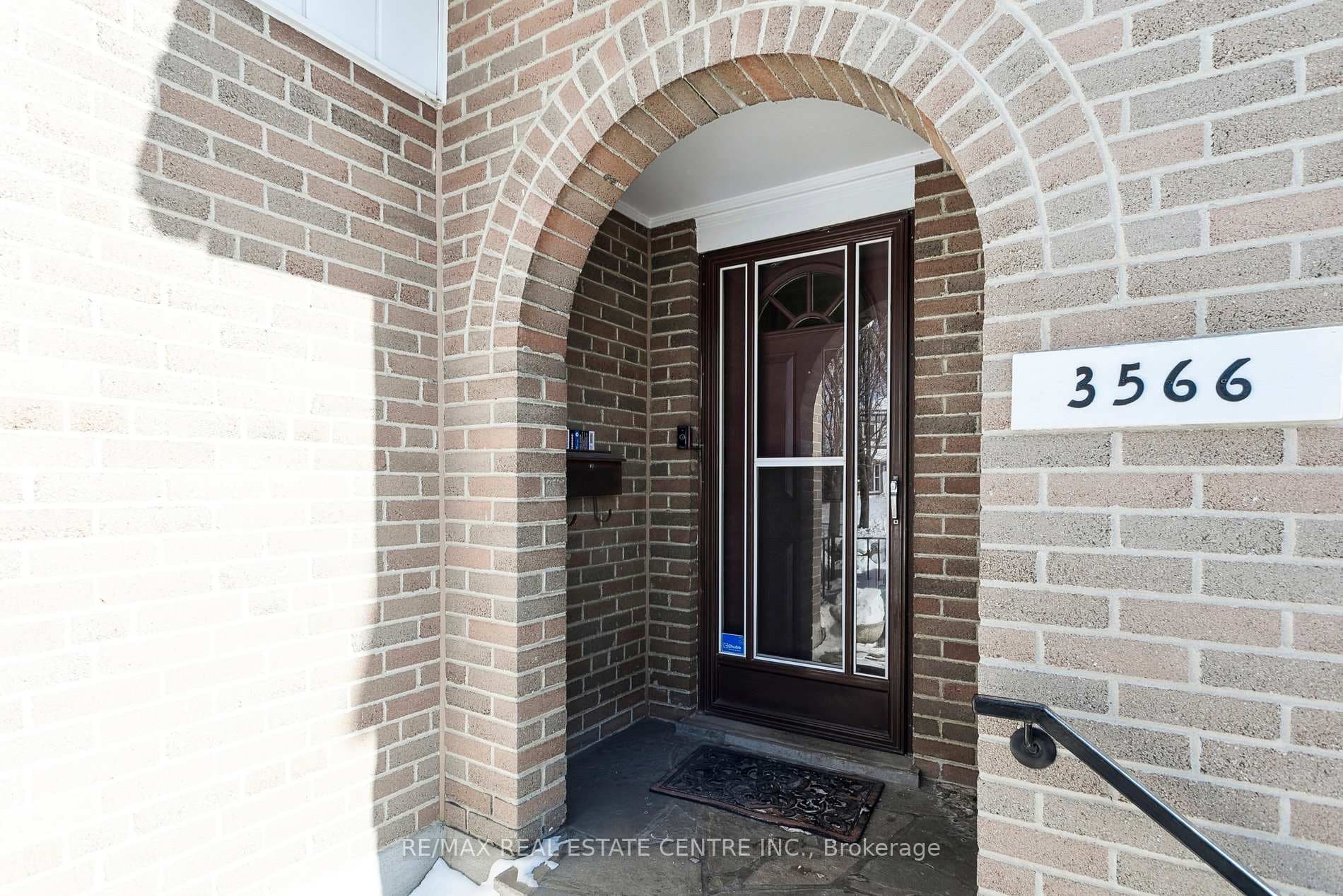 3566 Nadine Crescent photo 4