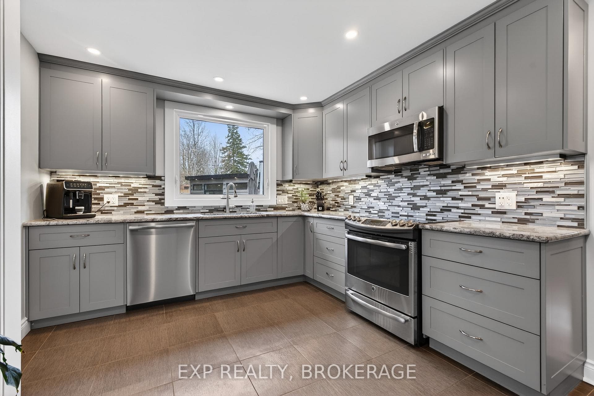 9 STORMONT Avenue photo 11