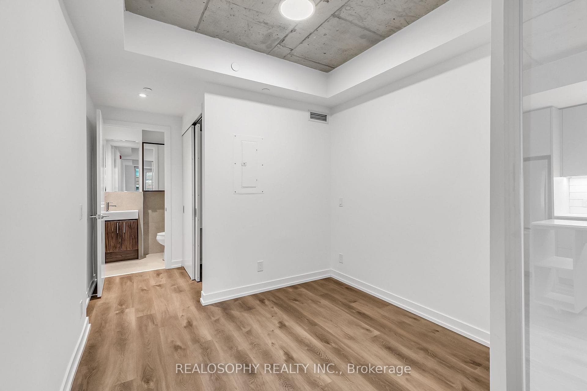 115 Larchmount Avenue Unit 208 photo 9