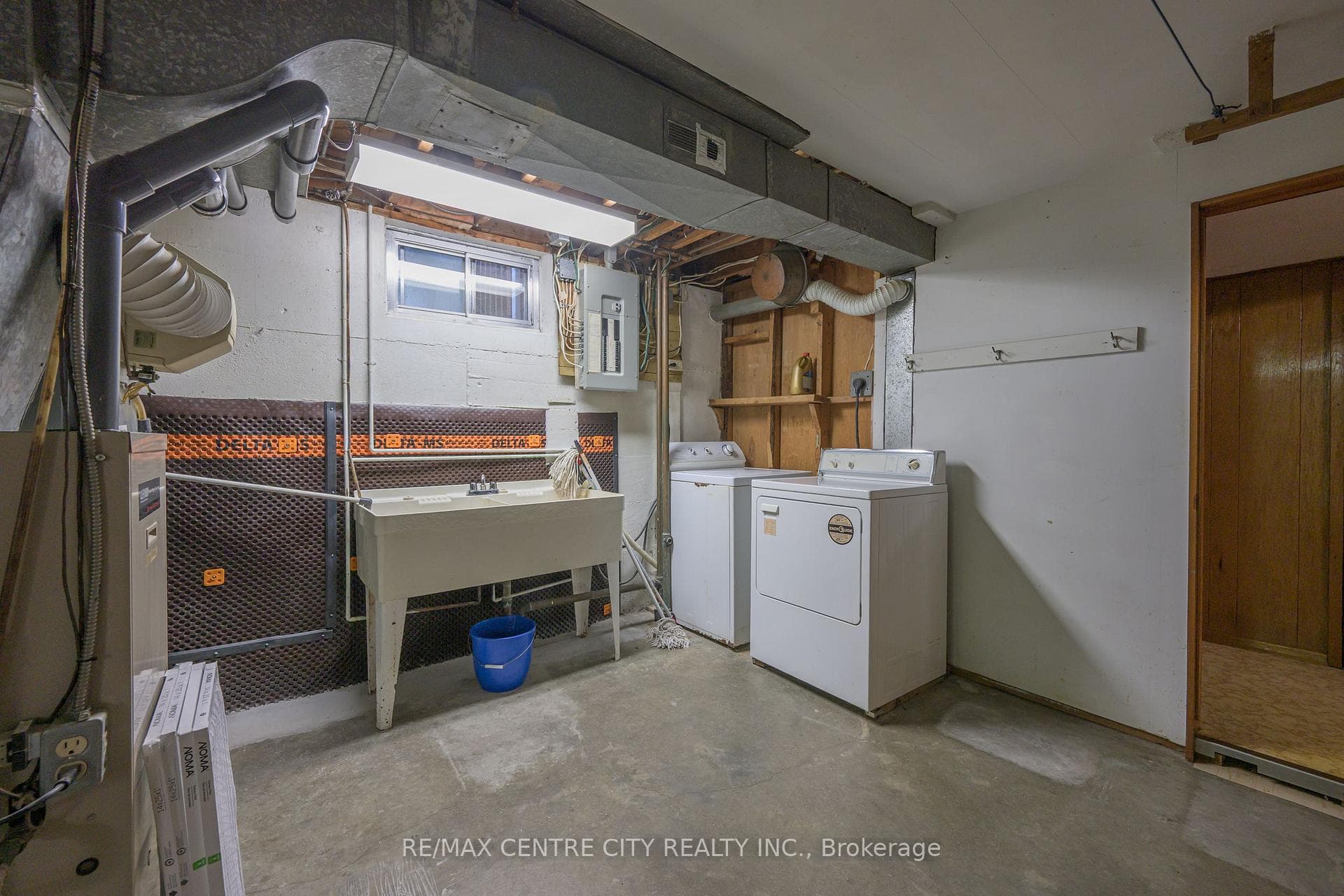 208 NIAGRA Street photo 28