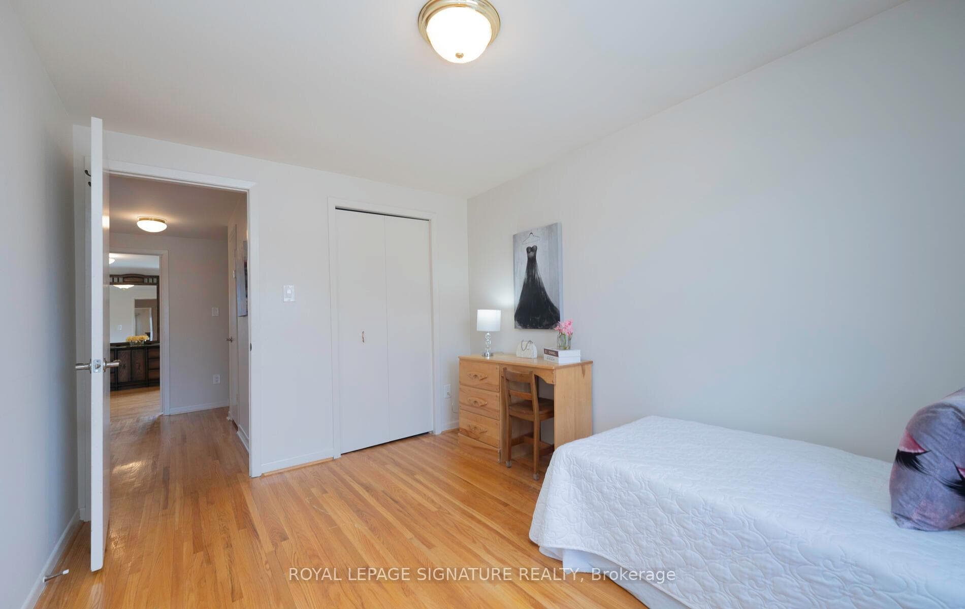 17 Pebblehill Square photo 30
