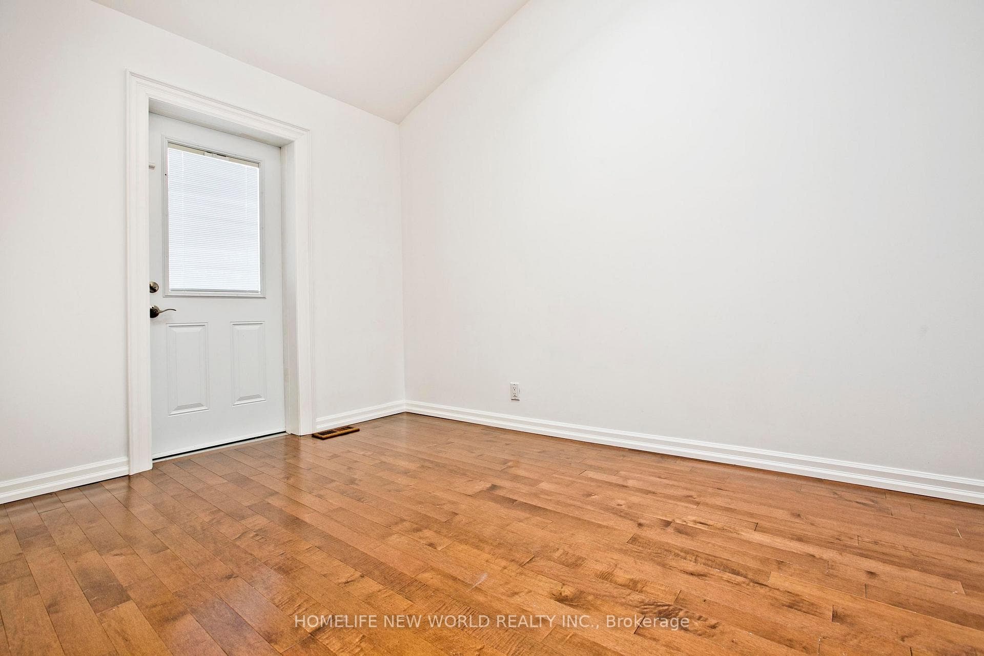 1672 Gerrard Street photo 7