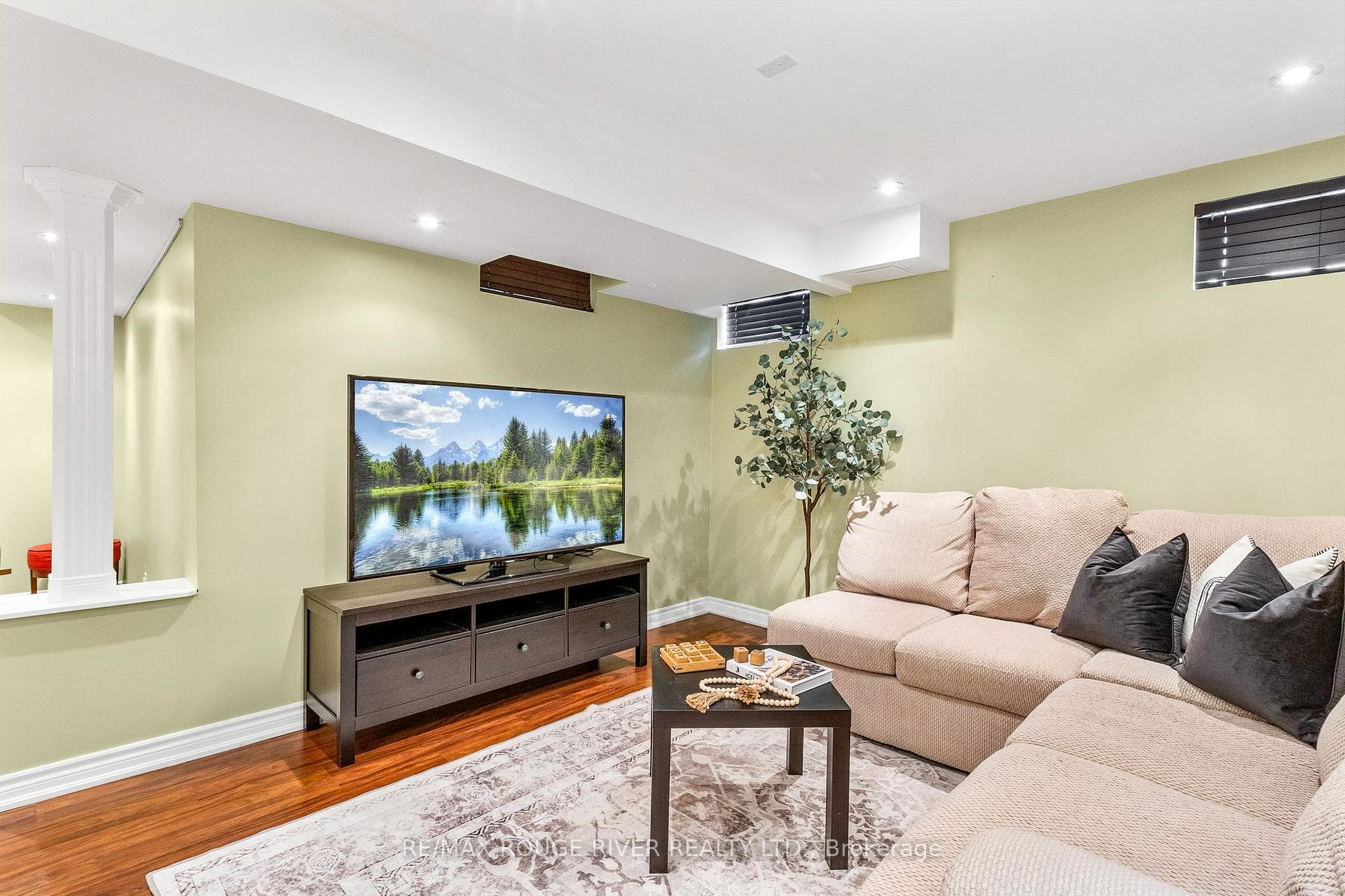 108 Gateway Court photo 32