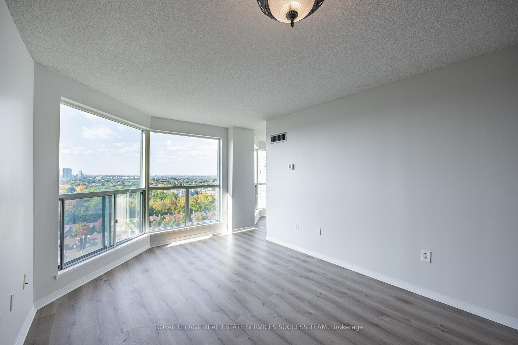 2177 Burnhamthorpe Road Unit 1606 photo 6