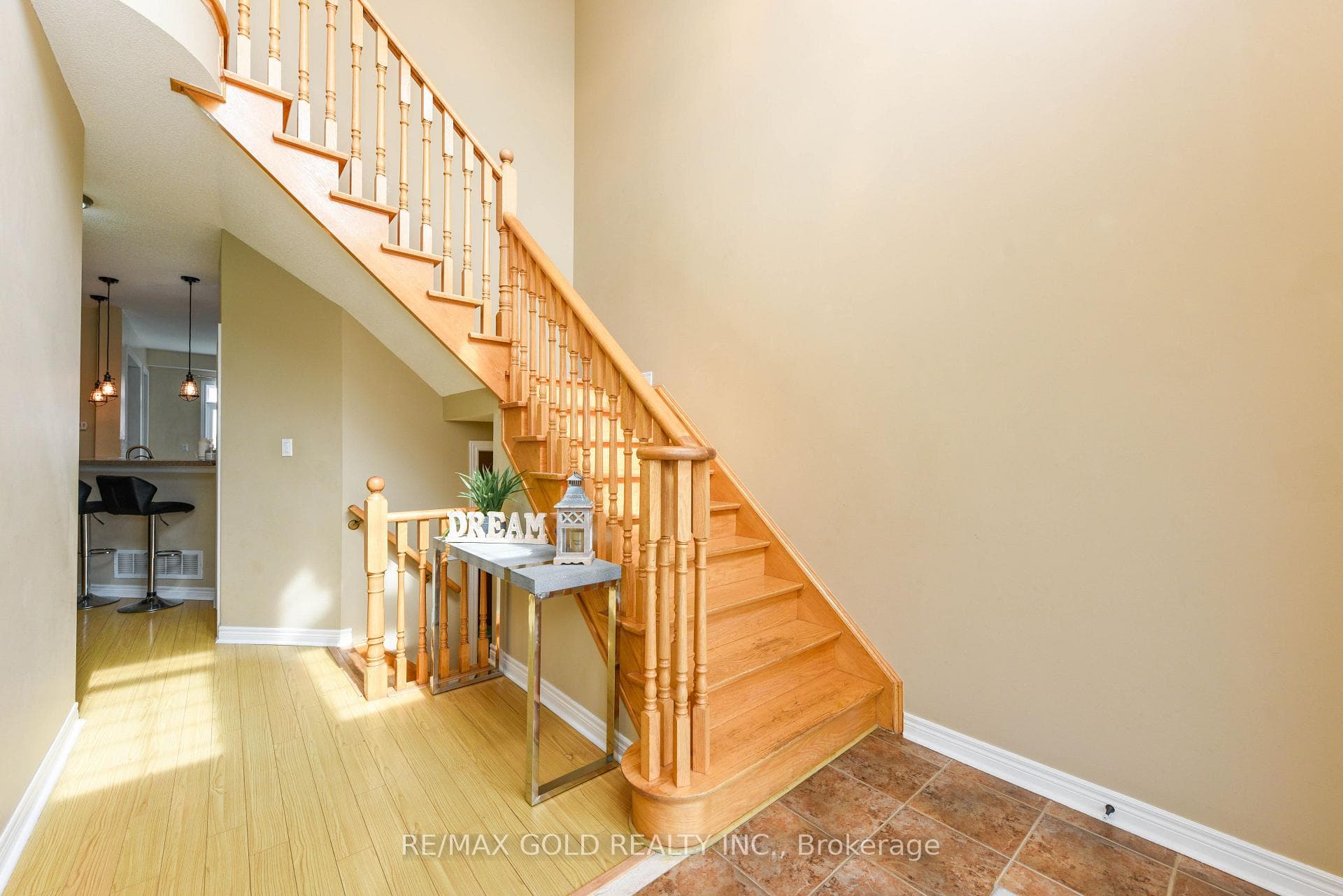 35 Amaranth Crescent photo 2