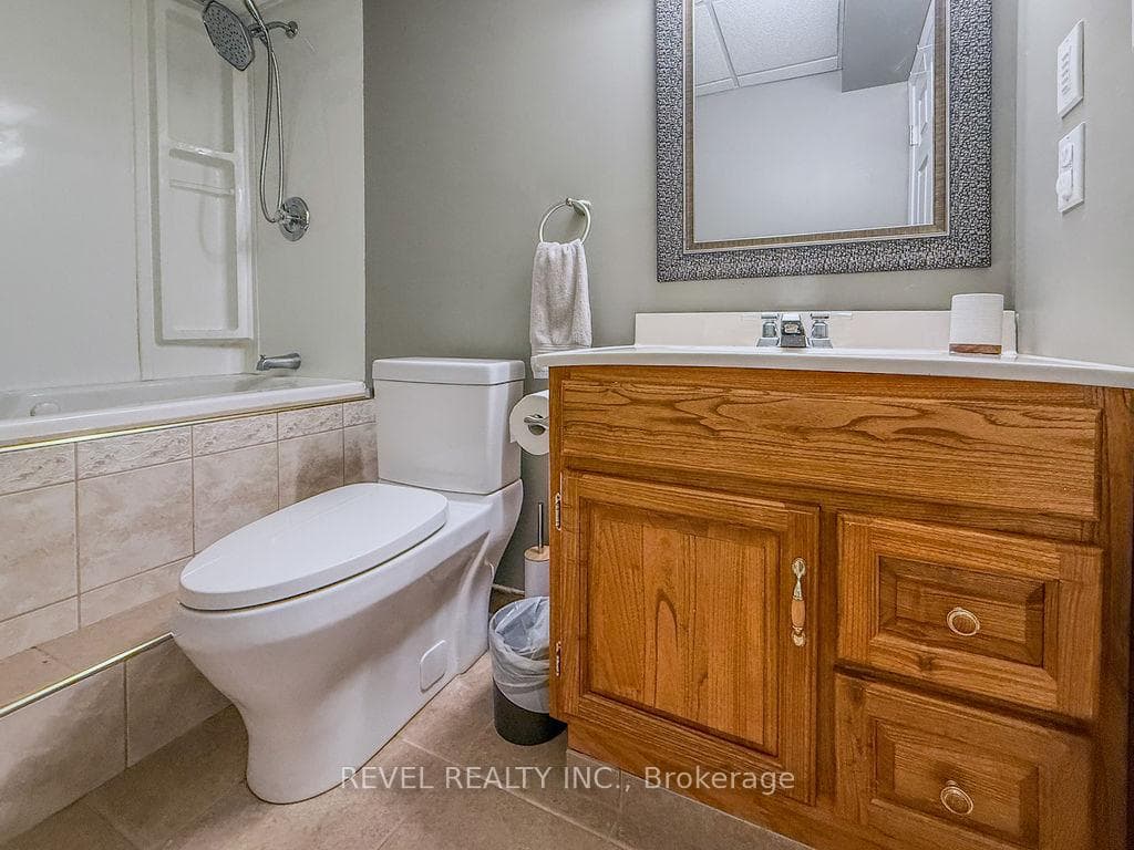 209 Sutherland Street photo 39