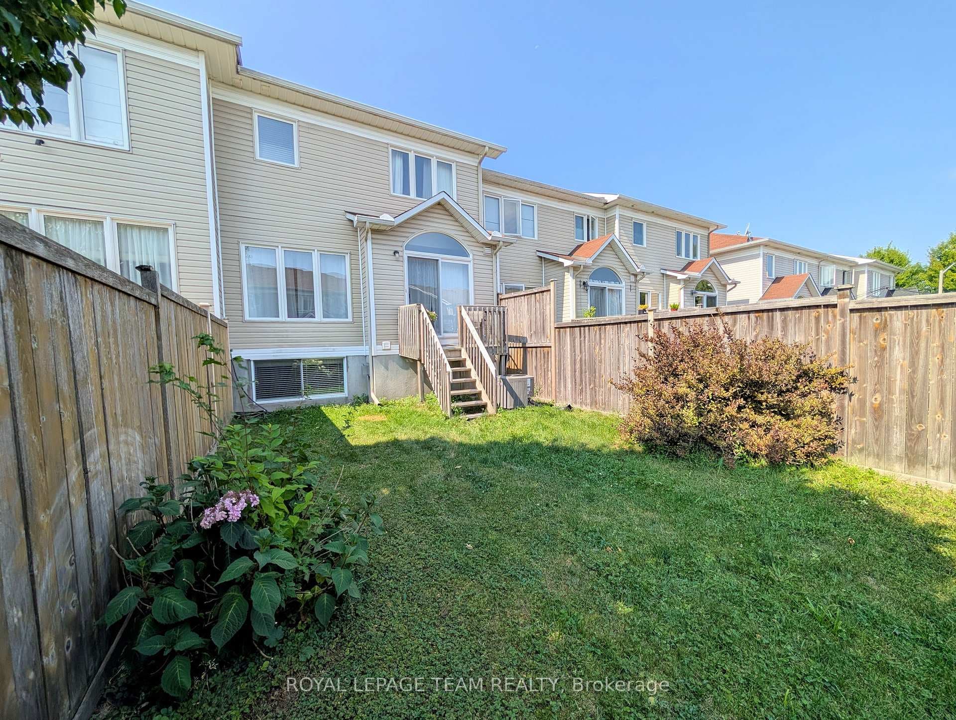 2072 Dunollie Crescent photo 43