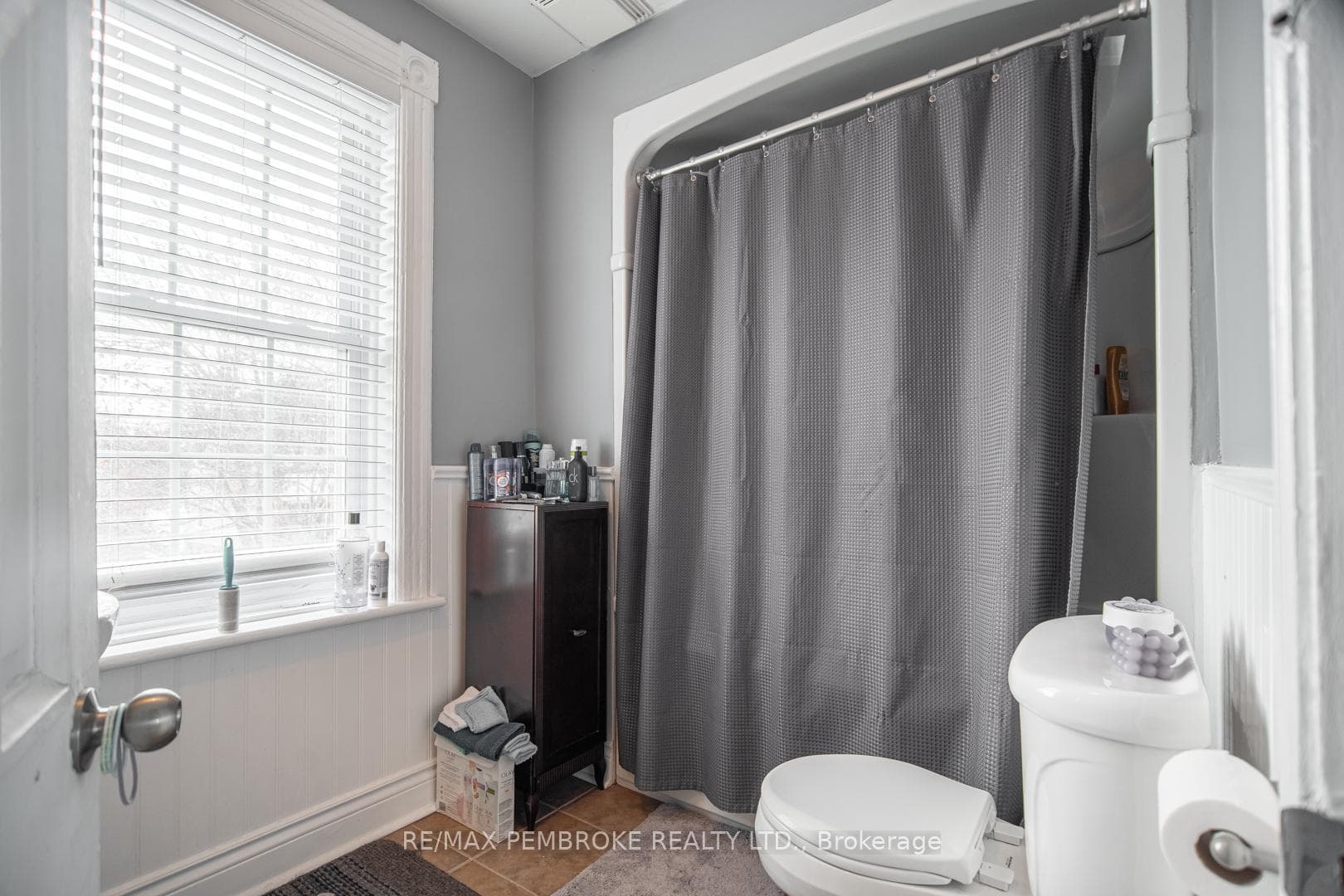 320 Moffat Street photo 24