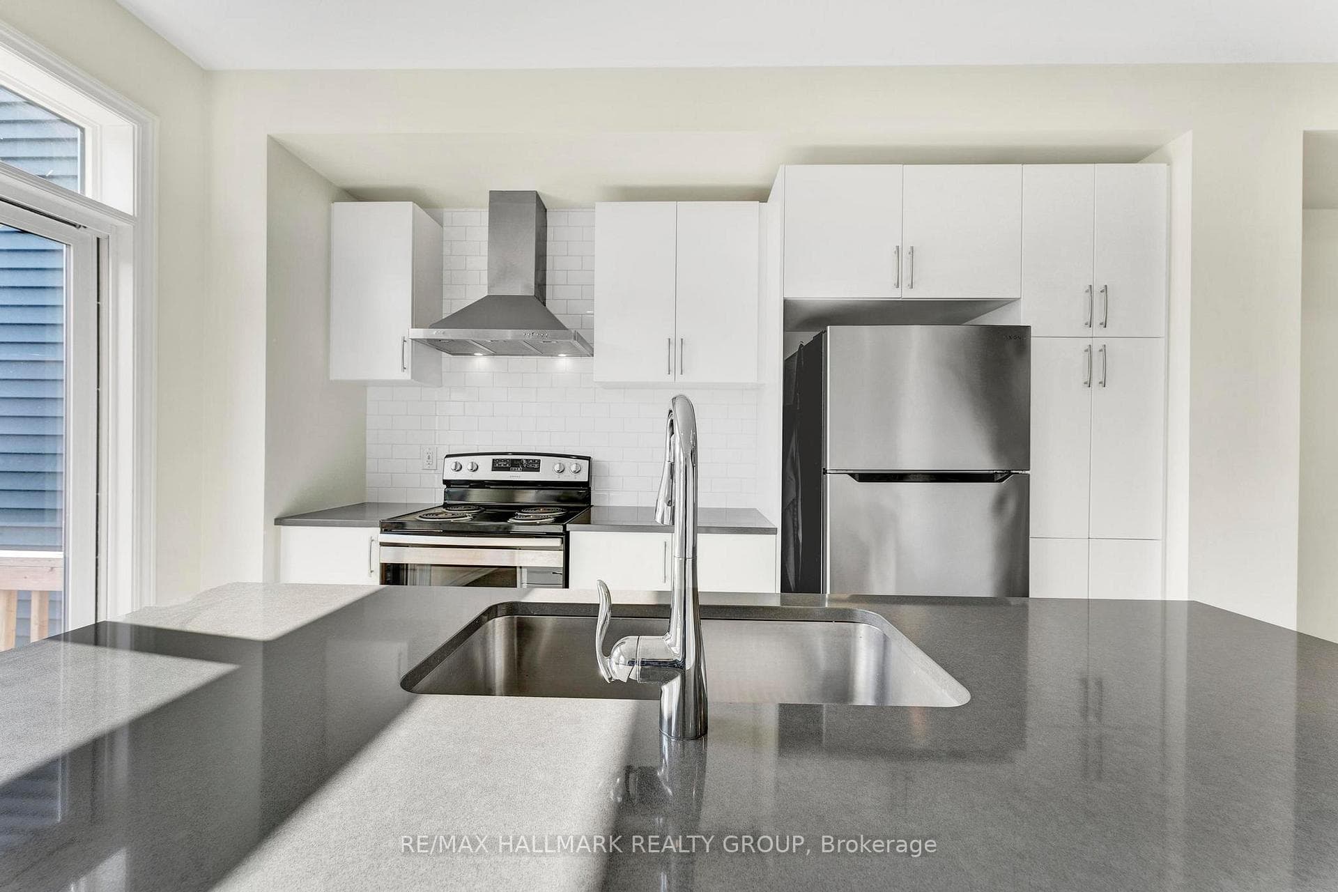 566 Cannes Crescent photo 14