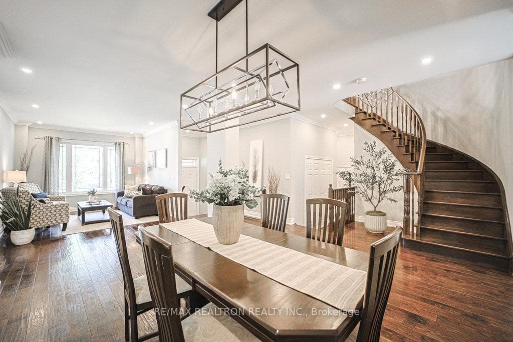 204 Ivy Jay Crescent photo 4