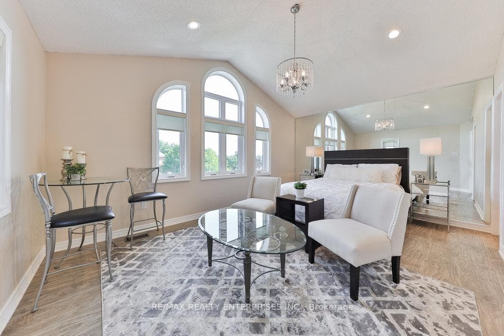 Large Palladium Window, Walk-In Closet