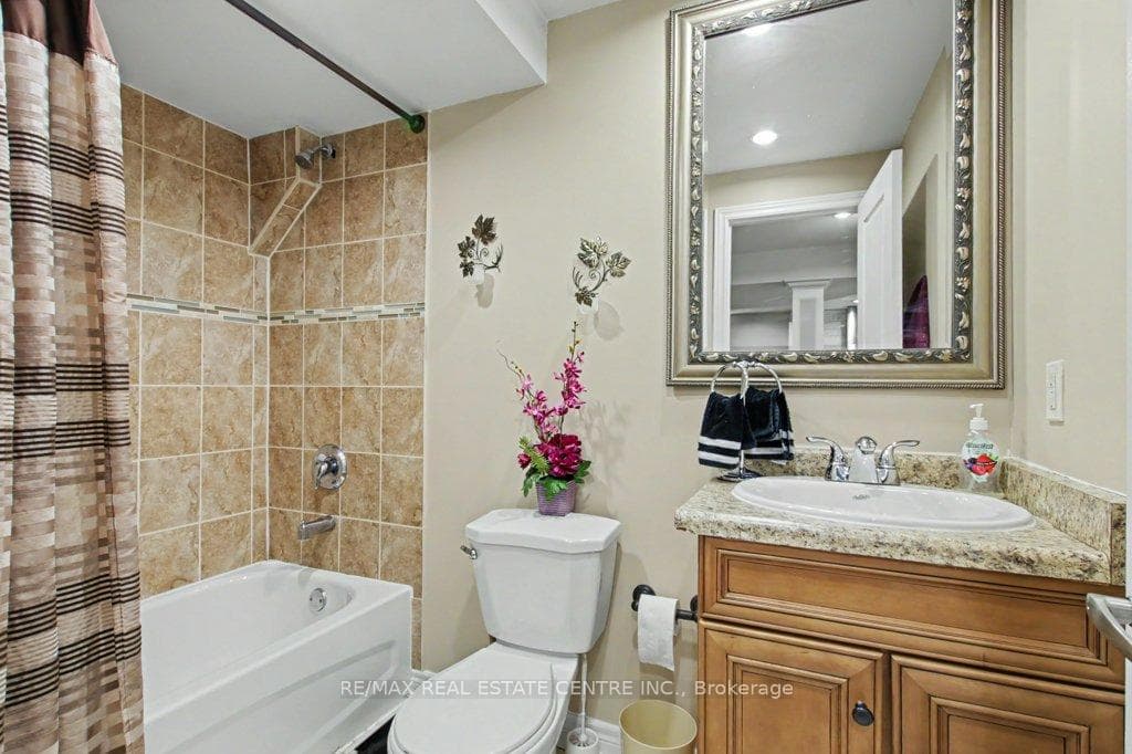 284 Normanhurst Avenue photo 38