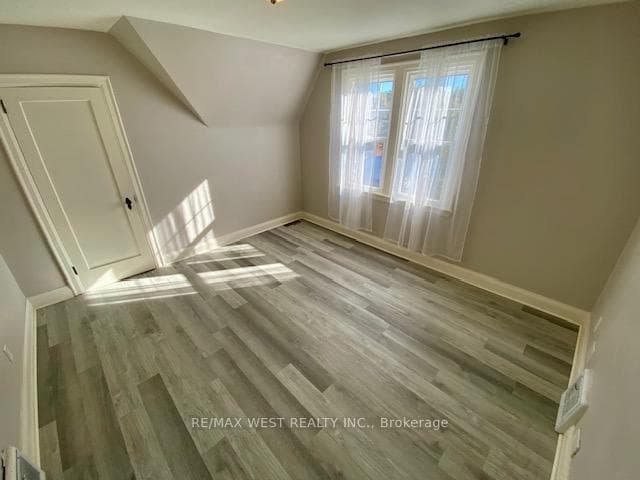 18 Cameron Avenue Unit Upper photo 7