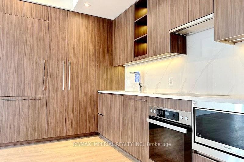27 McMahon Drive Unit 507 photo 4