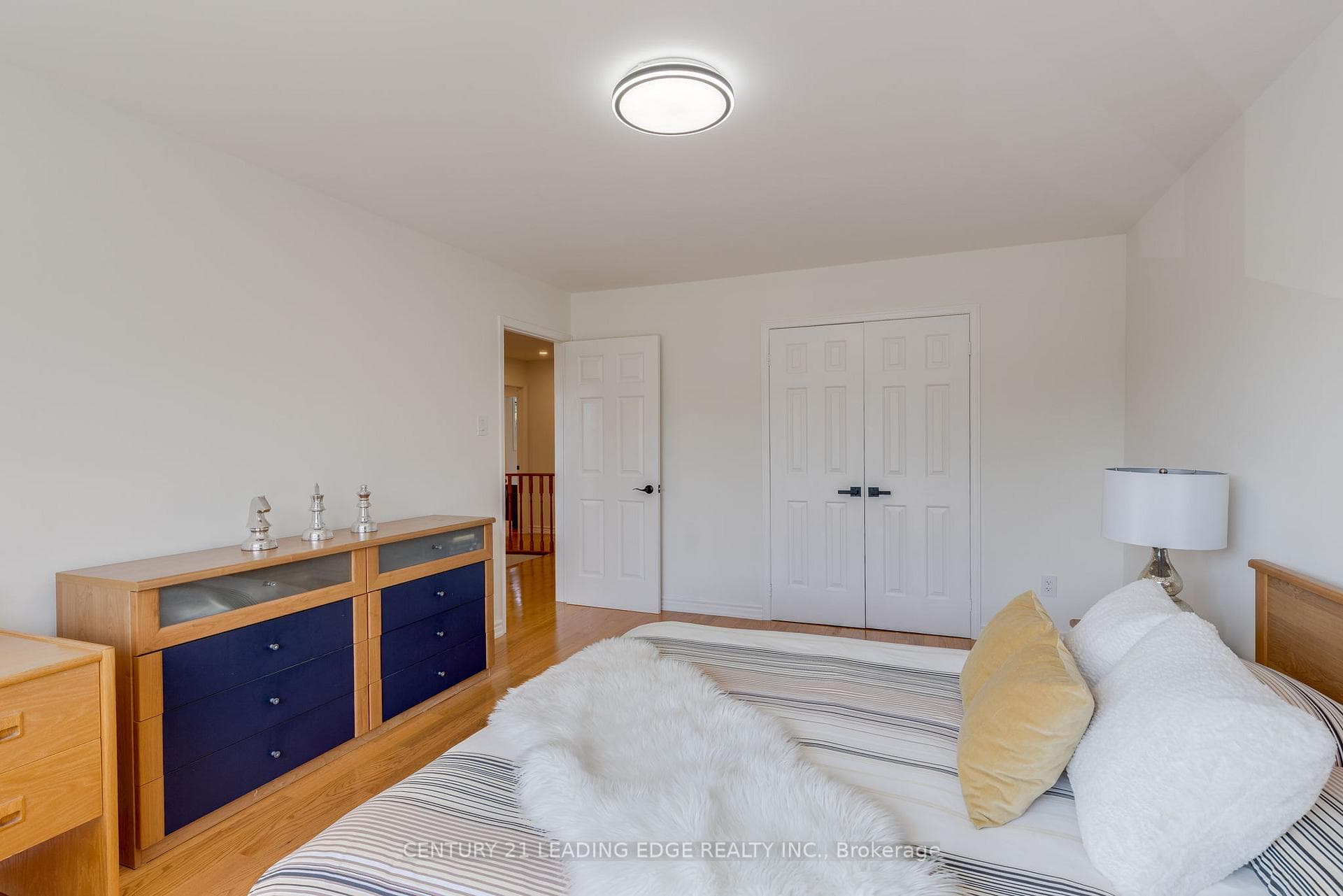 1482 QUEENSBURY Crescent photo 25