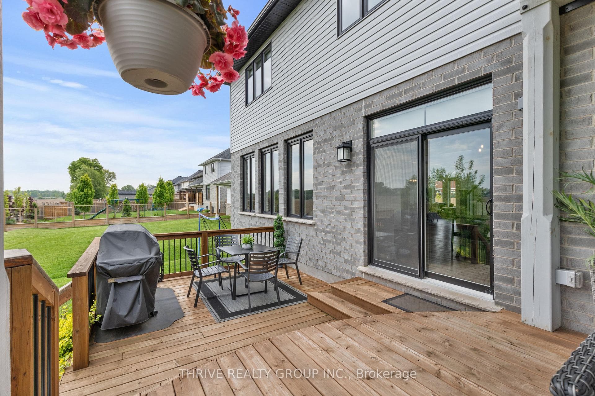 2638 Bond Street photo 38