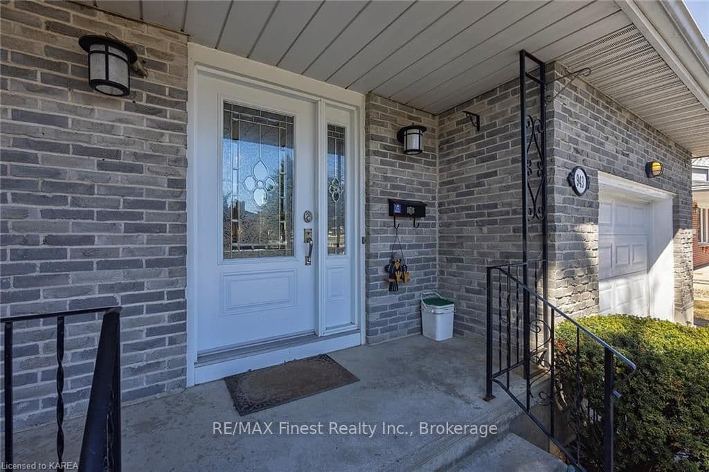 943 PEMBRIDGE Crescent photo 4