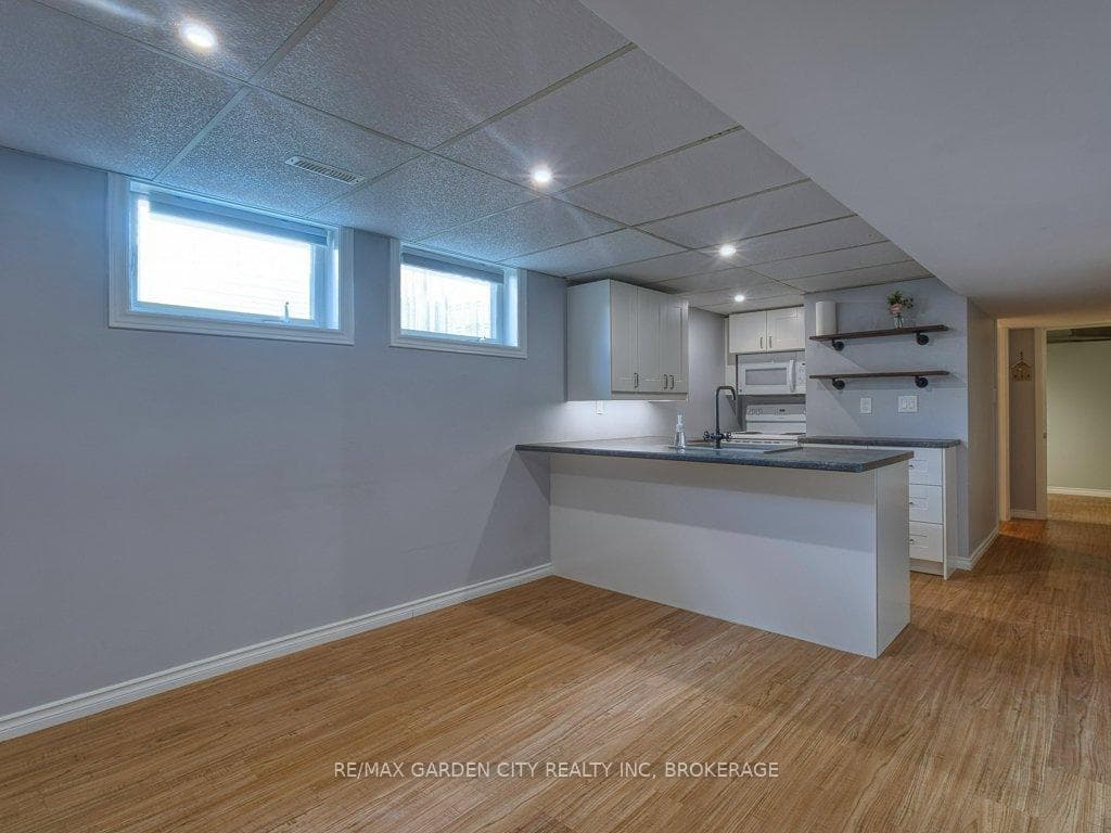 33 Dundas Crescent photo 28
